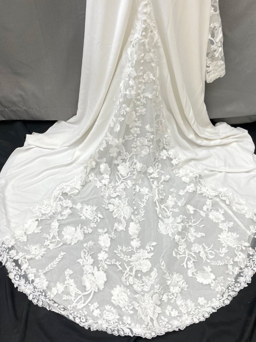 Pronovias “Epico” Crepe & Lace Mermaid Wedding Gown - Picture 4 of 14